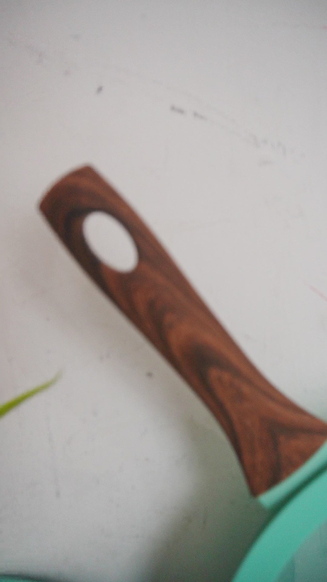 Batería de Cocina Cerámica antiadherente Kung Fu Master - 10 pz de Silicona | Juego de Ollas y Sartenes con Tapas de Vidrio | Fondo Multicapas | Apta para Gas, Eléctrica e Inducción | Alta Durabilidad y Fácil Limpieza